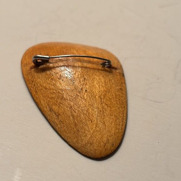 Smooth polished wooden bird pin teardrop shaped - Picture 2 of 3